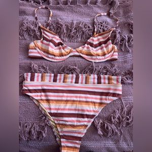 Billabong high waisted binki set / size large / tages removed but never worn